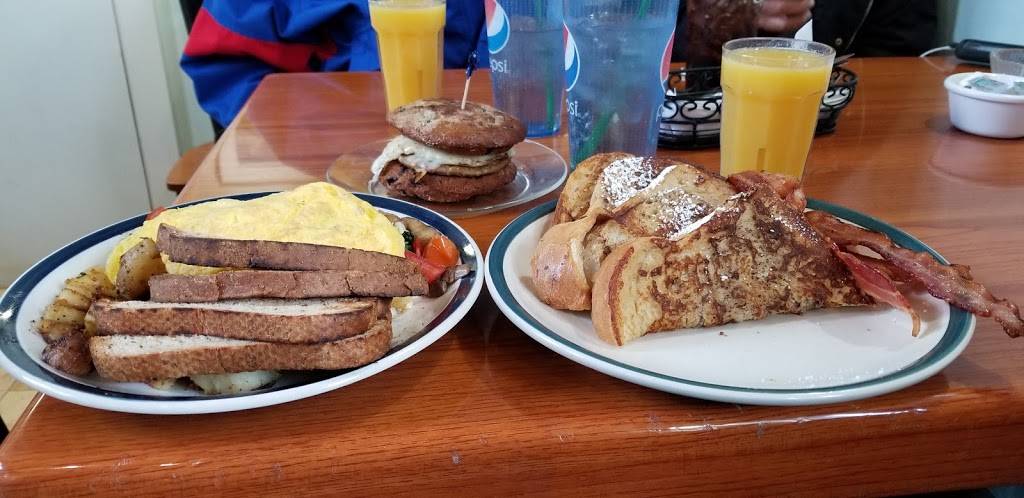 Blueberries | restaurant | 4 Bowdoin Mill Island, Topsham, ME 04086, USA | 2077255100 OR +1 207-725-5100