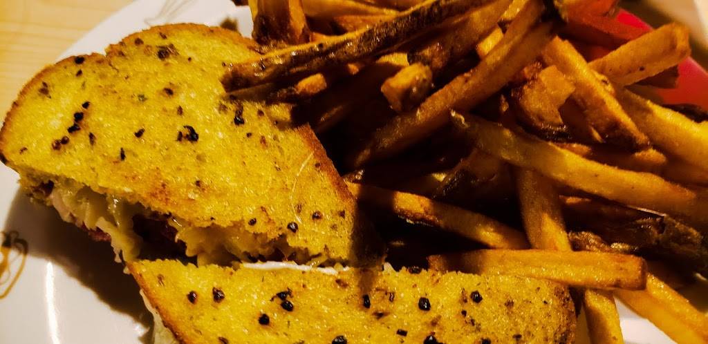 Smokeys Family Restaurant & Tap | restaurant | 205 Washington St, Republic, OH 44867, USA | 4195854027 OR +1 419-585-4027