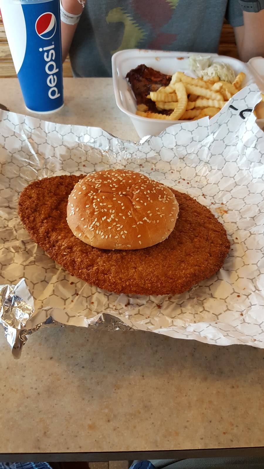 Porkies Restaurant | restaurant | 130 1st Ave, Silvis, IL 61282, USA | 3097553966 OR +1 309-755-3966