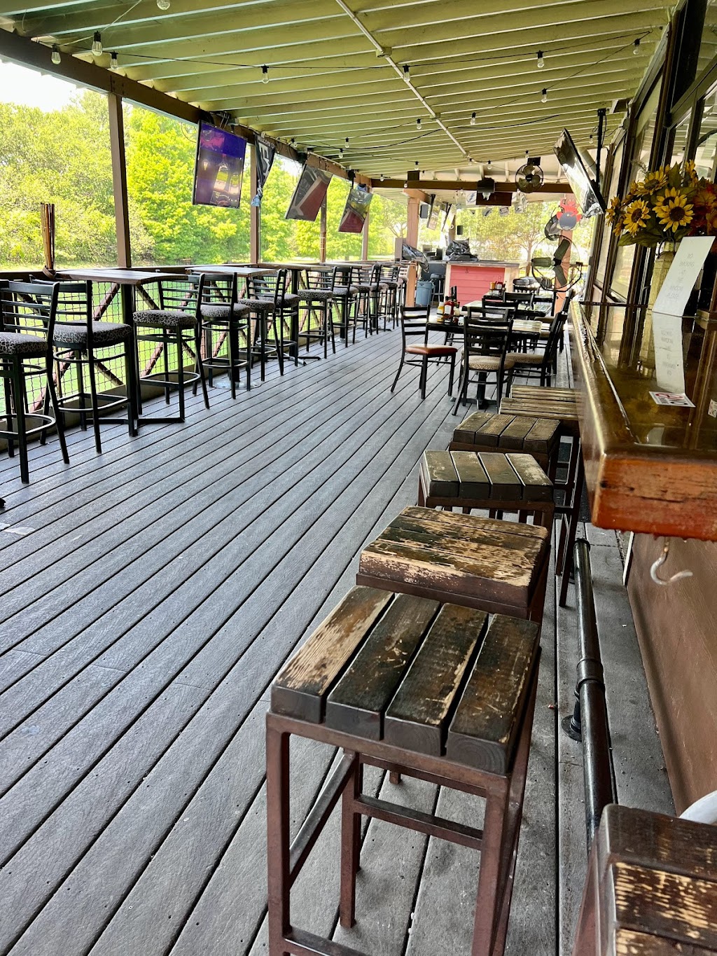 Red Star Live | restaurant | 9847 E Adamo Dr, Tampa, FL 33619, USA | 8138988506 OR +1 813-898-8506