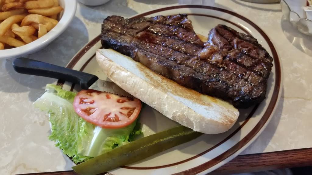 Four Star Family Restaurant | restaurant | 120 Simmons Ave, Pewaukee, WI 53072, USA | 2626919555 OR +1 262-691-9555