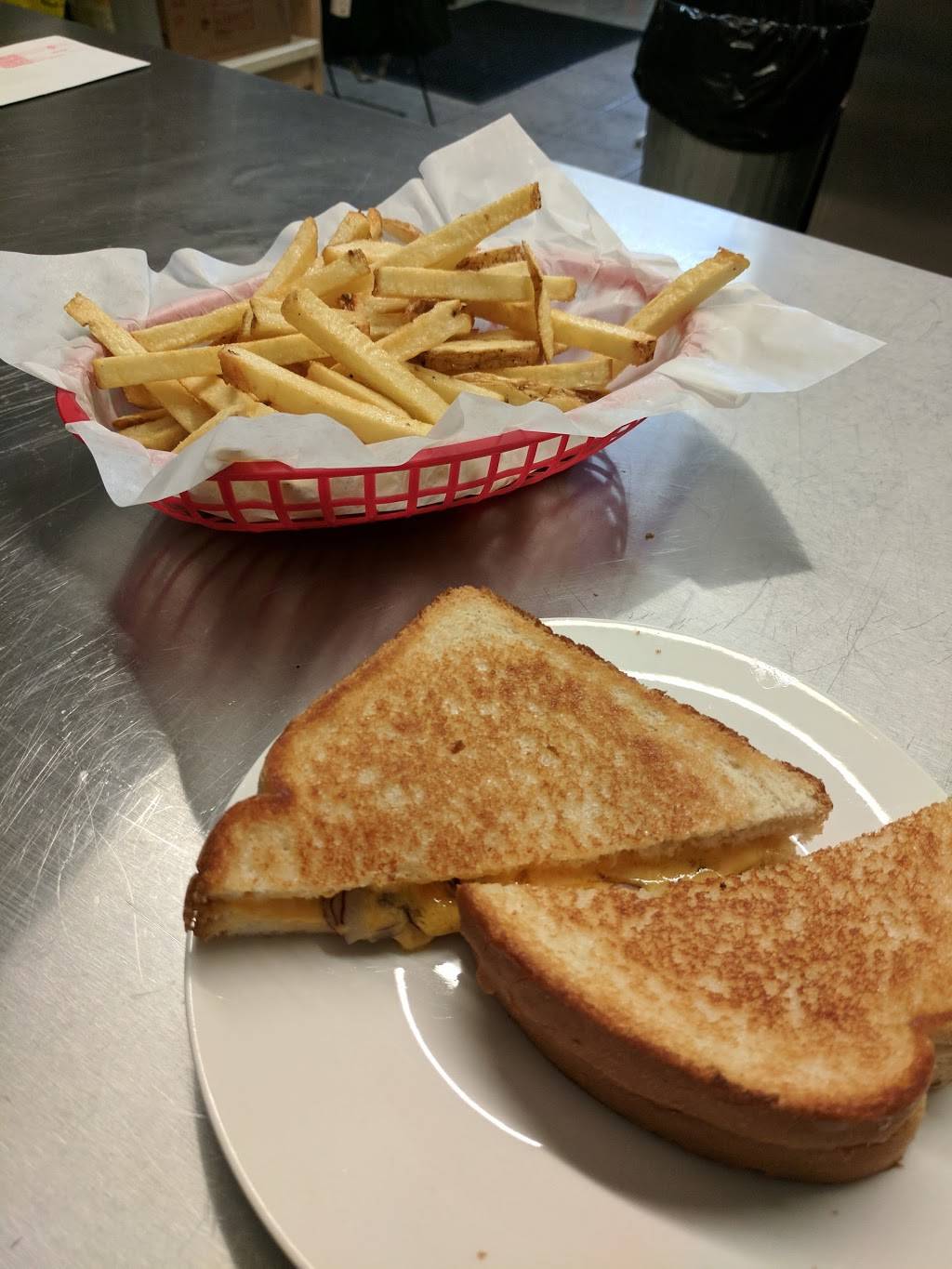 Korner Perk | restaurant | 101 Broadway, Tillsonburg, ON N4G 3P5, Canada | 5194094400 OR +1 519-409-4400