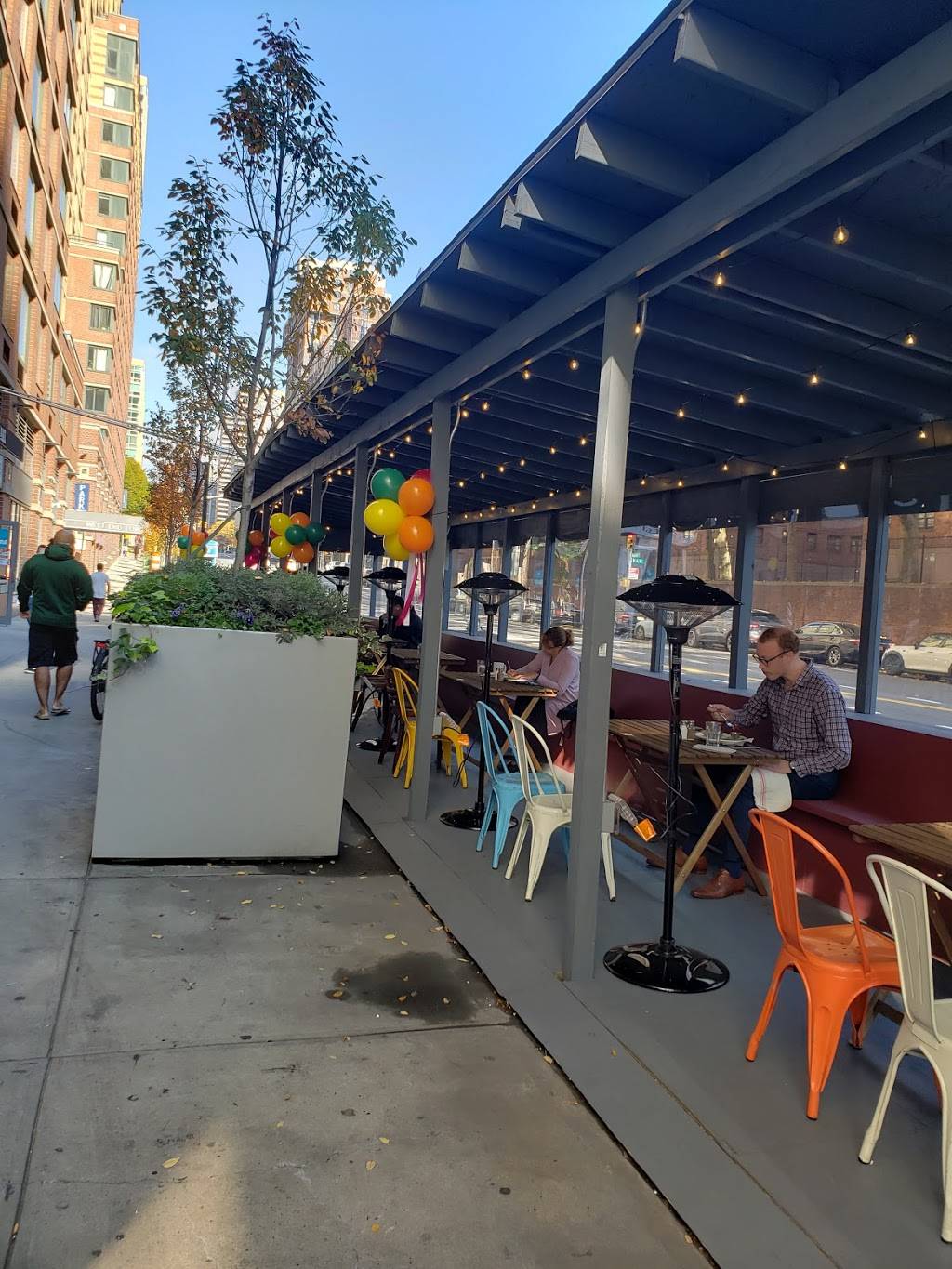 Friedmans West | restaurant | 35 West End Ave, New York, NY 10023, USA | 2125862000 OR +1 212-586-2000