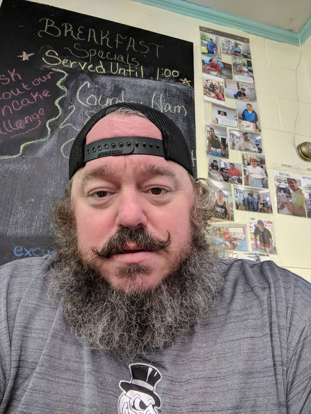 Lumpkins Marina Snack Bar And Grill | restaurant | 19 Lumpkin Dr, Penhook, VA 24137, USA | 4349274327 OR +1 434-927-4327