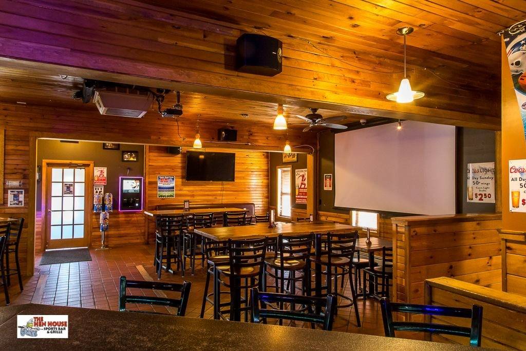 Hen House Sports Bar & Grille | restaurant | 85 S Main St, Newton, NH 03858, USA | 6033821705 OR +1 603-382-1705