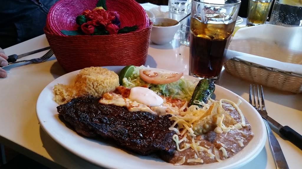 Pancho Pistolas Authentic Mexican Restaurant | restaurant | 700 W 31st St, Chicago, IL 60616, USA | 3122258808 OR +1 312-225-8808