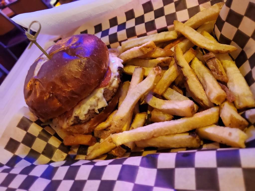 Bagger Daves | restaurant | 26054 Novi Rd, Novi, MI 48375, USA | 2483743289 OR +1 248-374-3289