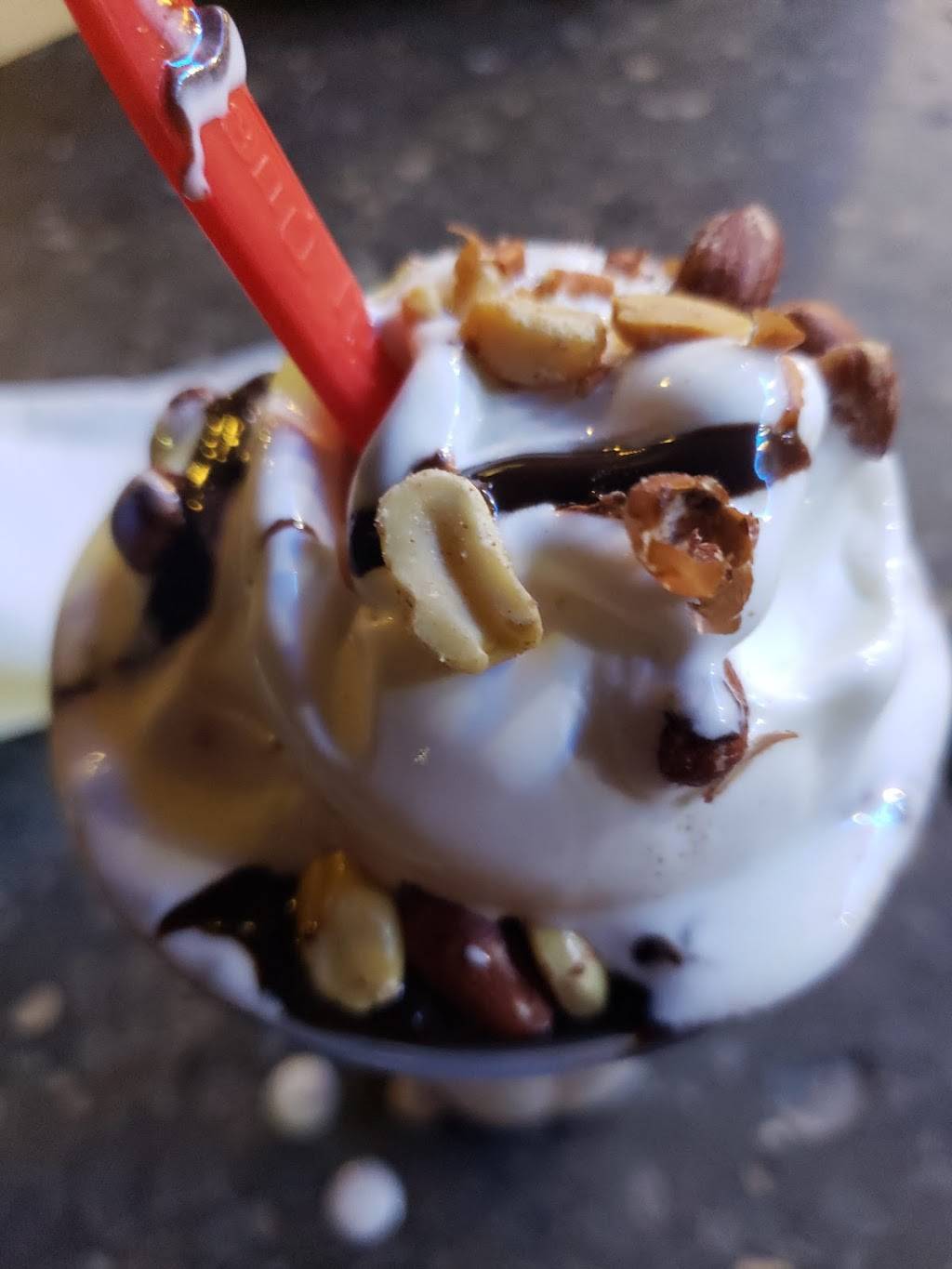 Dairy Queen Grill & Chill | restaurant | 1818 Huron Church Rd, Windsor, ON N9C 2L5, Canada | 5192527007 OR +1 519-252-7007