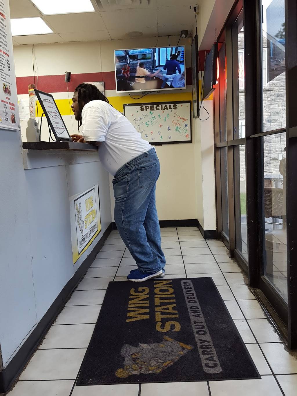 Wing Station | restaurant | 2119 Crums Ln, Louisville, KY 40216, USA | 5026180288 OR +1 502-618-0288