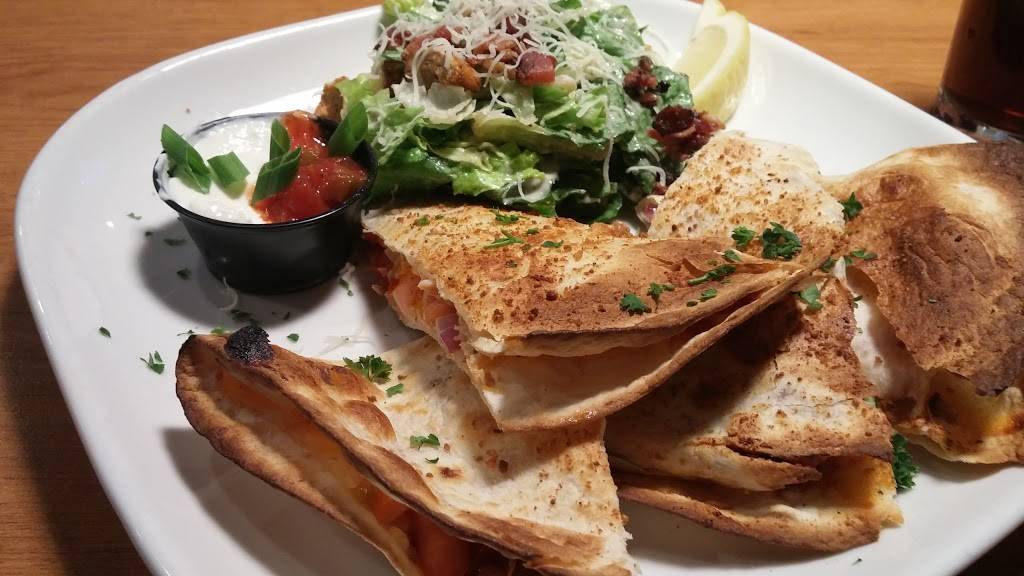 Boston Pizza | restaurant | 227 Dundas St E, Trenton, ON K8V 1L8, Canada | 6133927194 OR +1 613-392-7194