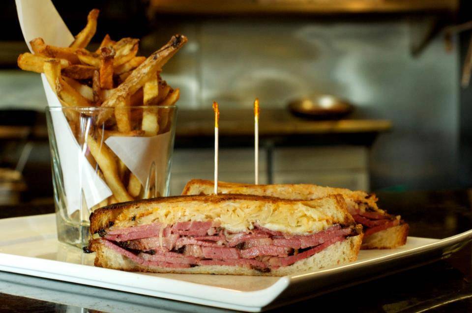 Federal American Grill | restaurant | 510 Shepherd Dr, Houston, TX 77007, USA | 7138637777 OR +1 713-863-7777