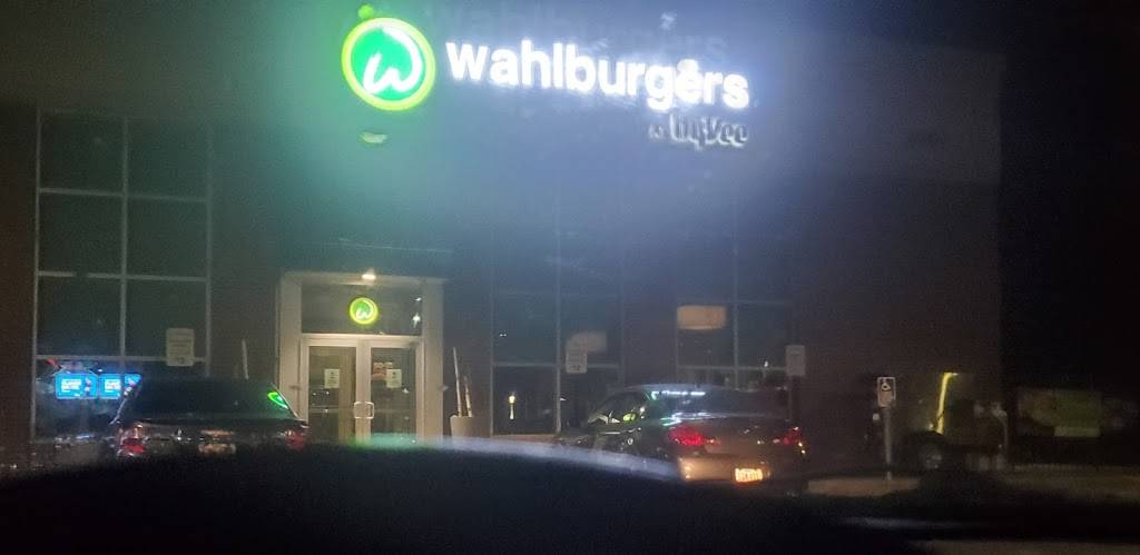 Wahlburgers @ HyVee | restaurant | 8701 Douglas Ave, Urbandale, IA 50322, USA | 5152515286 OR +1 515-251-5286