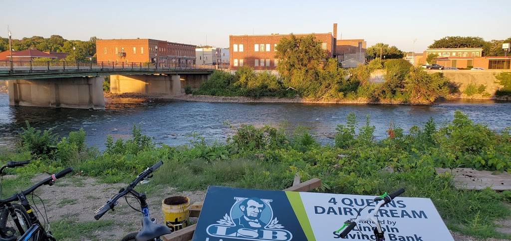 4 Queens Dairy Cream | restaurant | 109 1st St SW, Waverly, IA 50677, USA | 3195592476 OR +1 319-559-2476