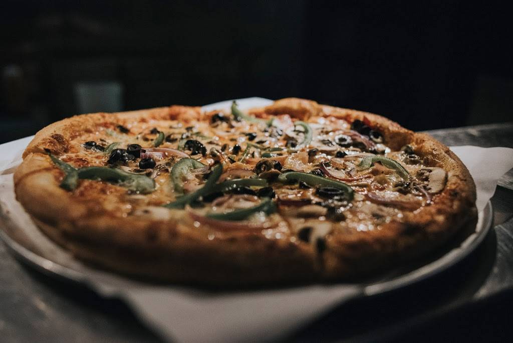 Hampton Station Beer, Pizza & Records | restaurant | 5921 N Nebraska Ave, Tampa, FL 33604, USA | 8132381114 OR +1 813-238-1114