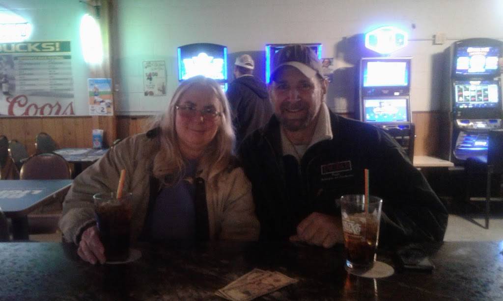 Julies Halsey Tavern | restaurant | 10 W 1st St, Halsey, OR 97348, USA | 5413692400 OR +1 541-369-2400