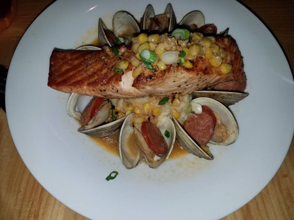 The Cue Restaurant and Catering | restaurant | 2 Pembroke Rd, Danbury, CT 06811, USA | 2032074669 OR +1 203-207-4669