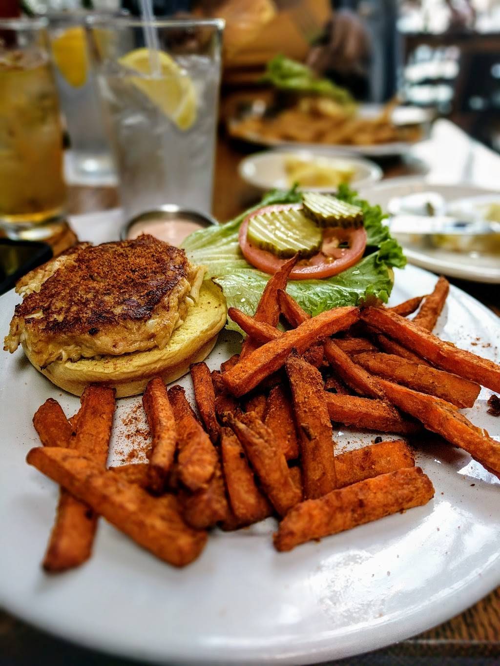 Chadwicks | restaurant | 203 Strand St, Alexandria, VA 22314, USA | 7038364442 OR +1 703-836-4442