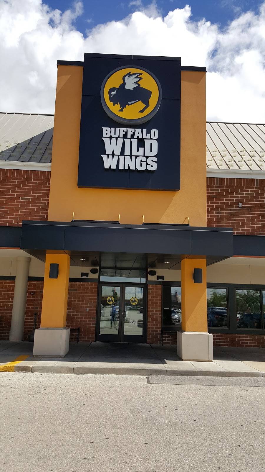 Buffalo Wild Wings | restaurant | 16750 W Bluemound Rd G, Brookfield, WI 53005, USA | 2626418956 OR +1 262-641-8956