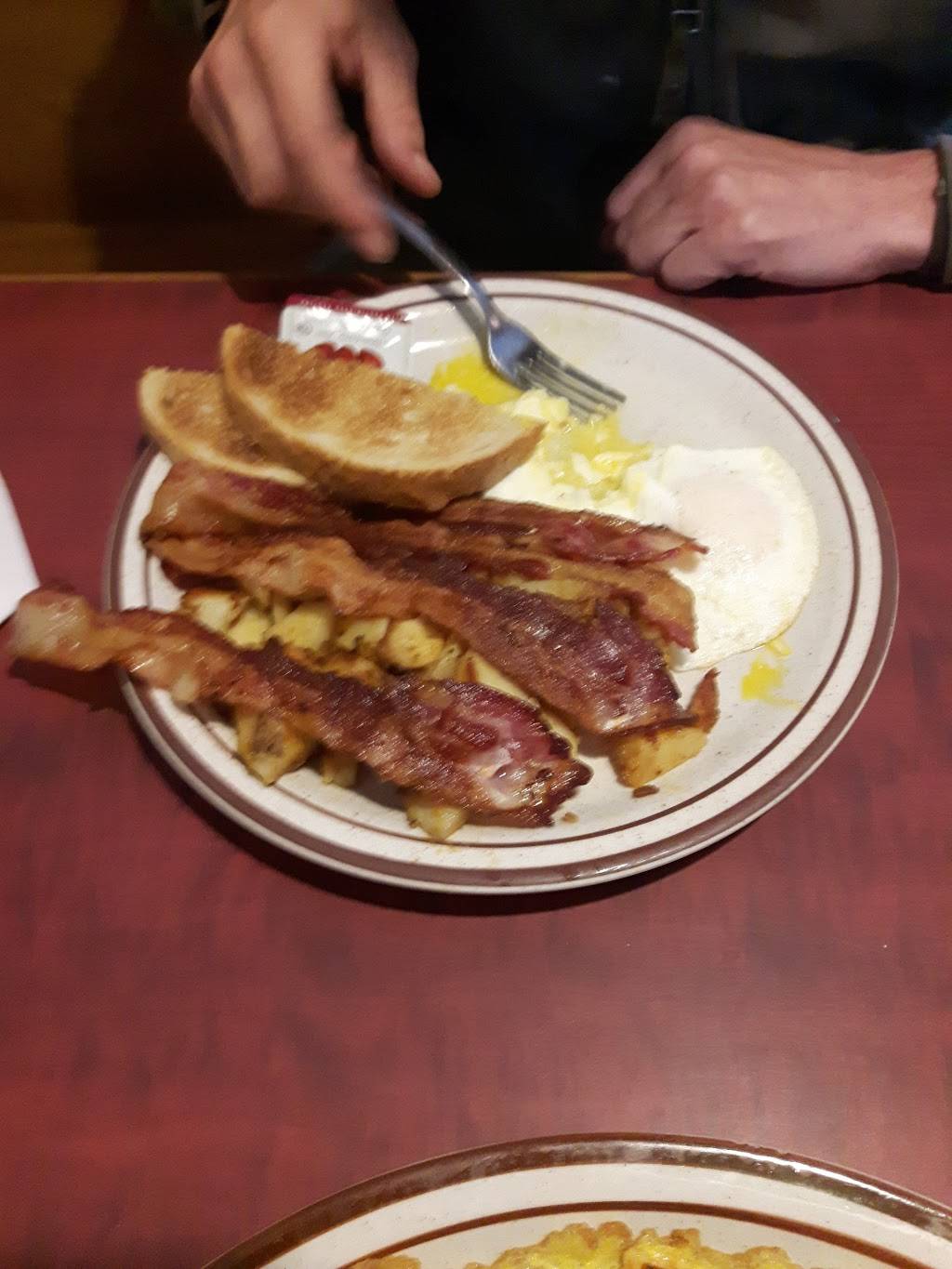 Golden Grill IV Family Restaurant & Tavern | restaurant | 1009 Ontario Rd, Welland, ON L3B 5E5, Canada | 9057343944 OR +1 905-734-3944