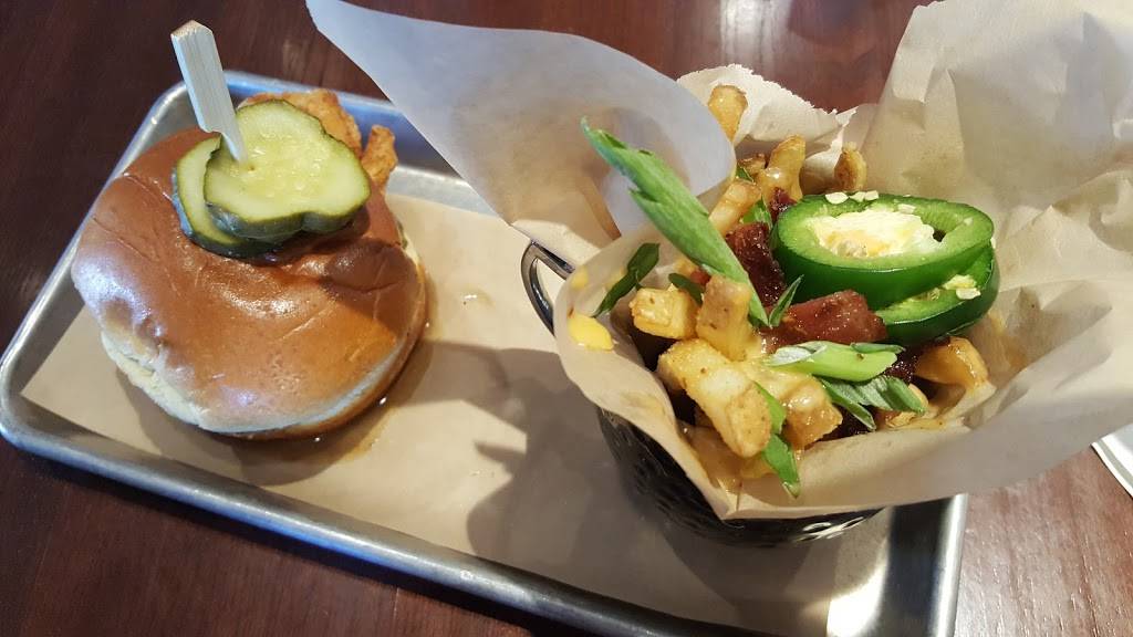 Bar Louie | night club | 6100 S Main St, Aurora, CO 80016, USA | 7207309100 OR +1 720-730-9100