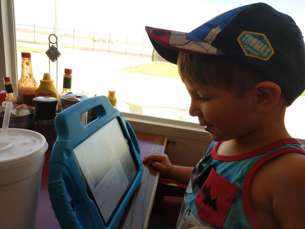 Foxys Landing & Restaurant | restaurant | 4725 William J Barnes Ave, Lancaster, CA 93536, USA | 6619492284 OR +1 661-949-2284