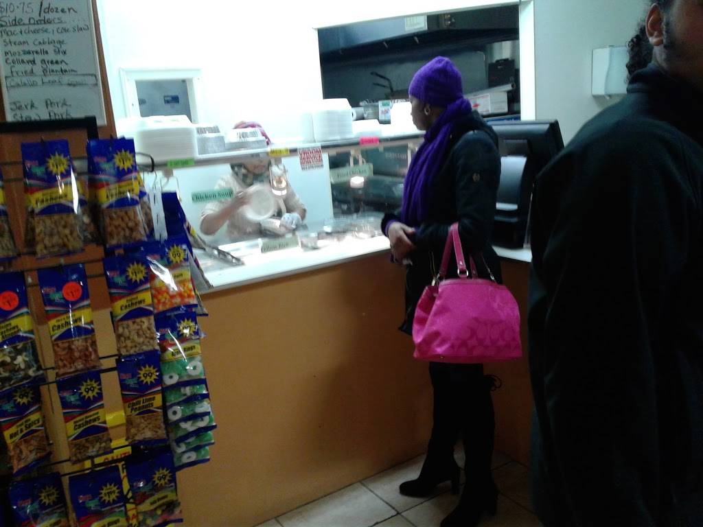 Green Island Chicken & Grill | restaurant | 216 White St, Danbury, CT 06810, USA | 2037436616 OR +1 203-743-6616