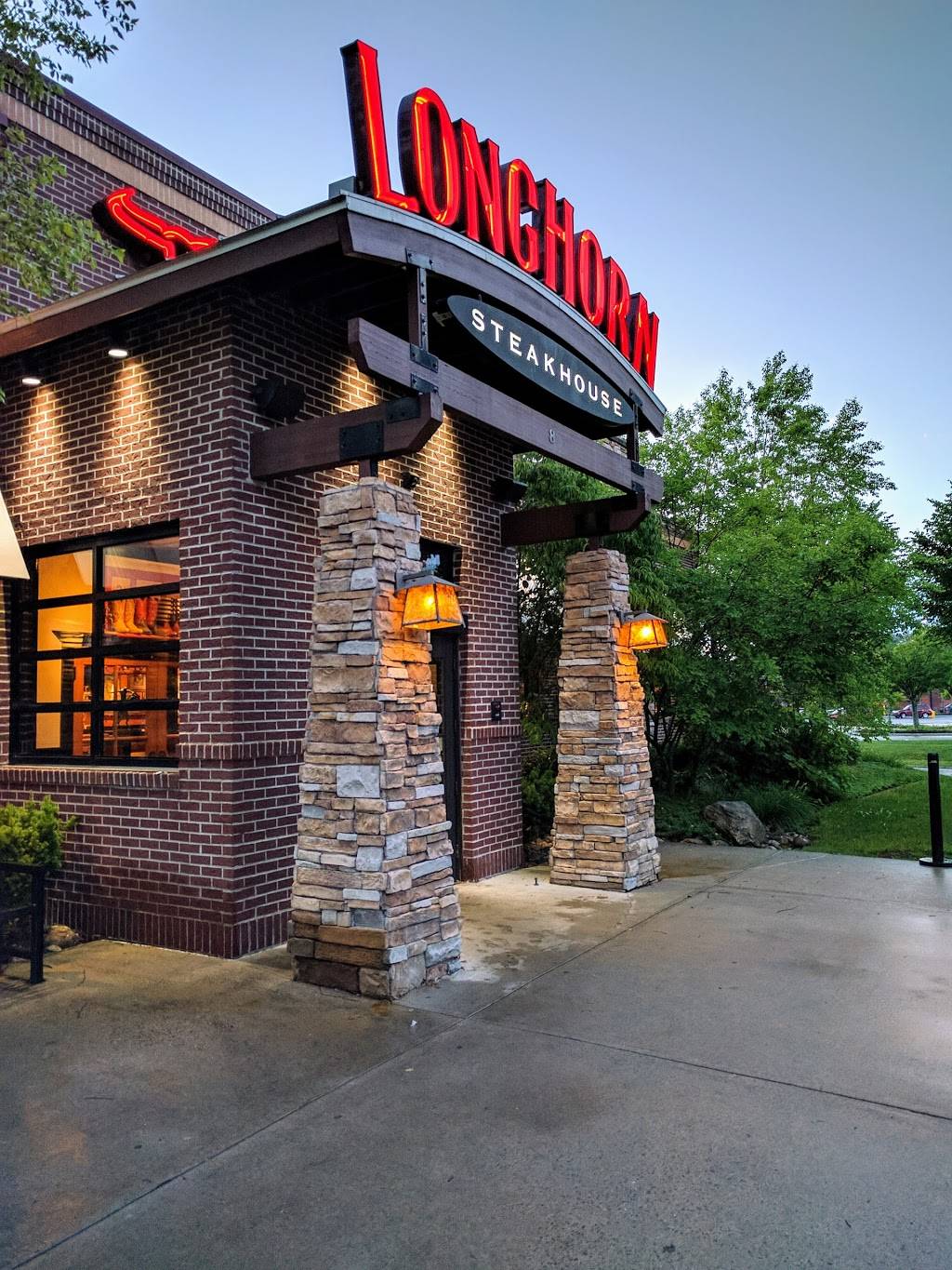 LongHorn Steakhouse | meal takeaway | 8 Ash Brook Rd, Keene, NH 03431, USA | 6033525088 OR +1 603-352-5088