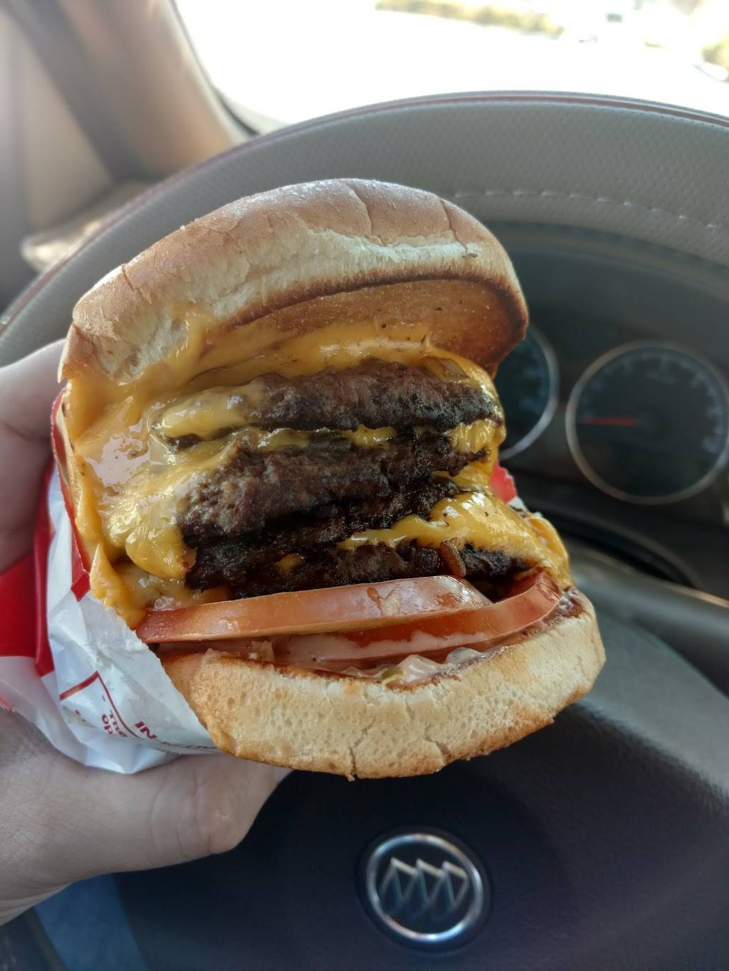 In-N-Out Burger | restaurant | 39697 Avenida Acacias, Murrieta, CA 92563, USA | 8007861000 OR +1 800-786-1000