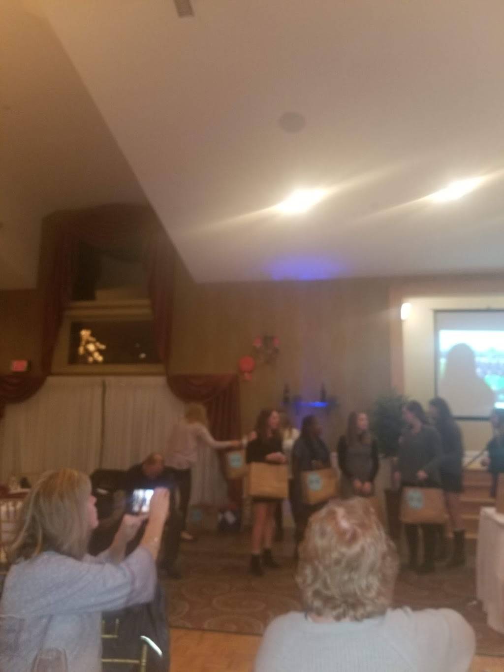 Anthonys At Paxon | restaurant | 850 Paxon Hollow Rd, Broomall, PA 19008, USA | 6103530220 OR +1 610-353-0220