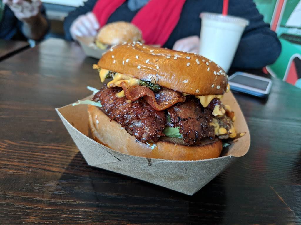 Mom & Pops Burgers | restaurant | 1603 Main St, Chatham, MA 02633, USA | 7748404144 OR +1 774-840-4144