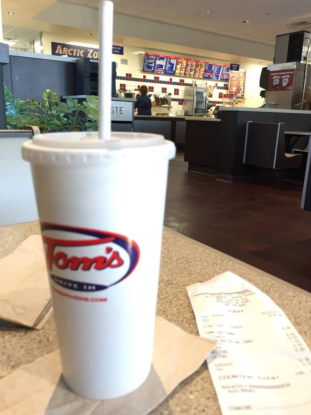 Toms Drive-In | restaurant | 5531 Superior Ave, Sheboygan, WI 53083, USA | 9207836850 OR +1 920-783-6850