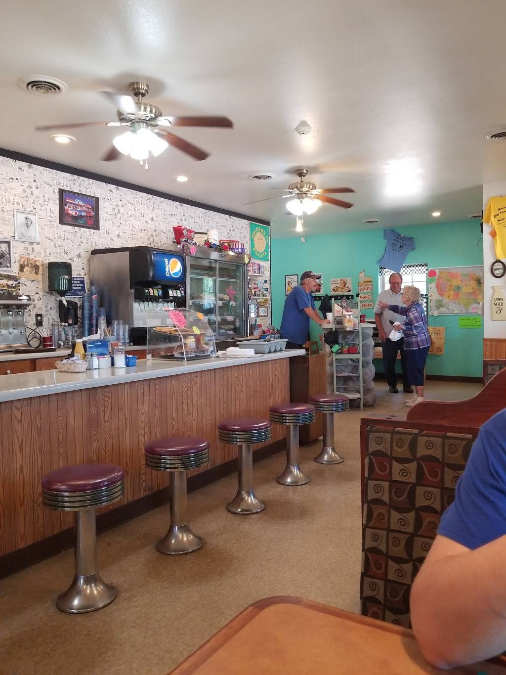 Smileys Old Time Diner | restaurant | 235 W North Lake St, Hancock, WI 54943, USA | 7152493663 OR +1 715-249-3663