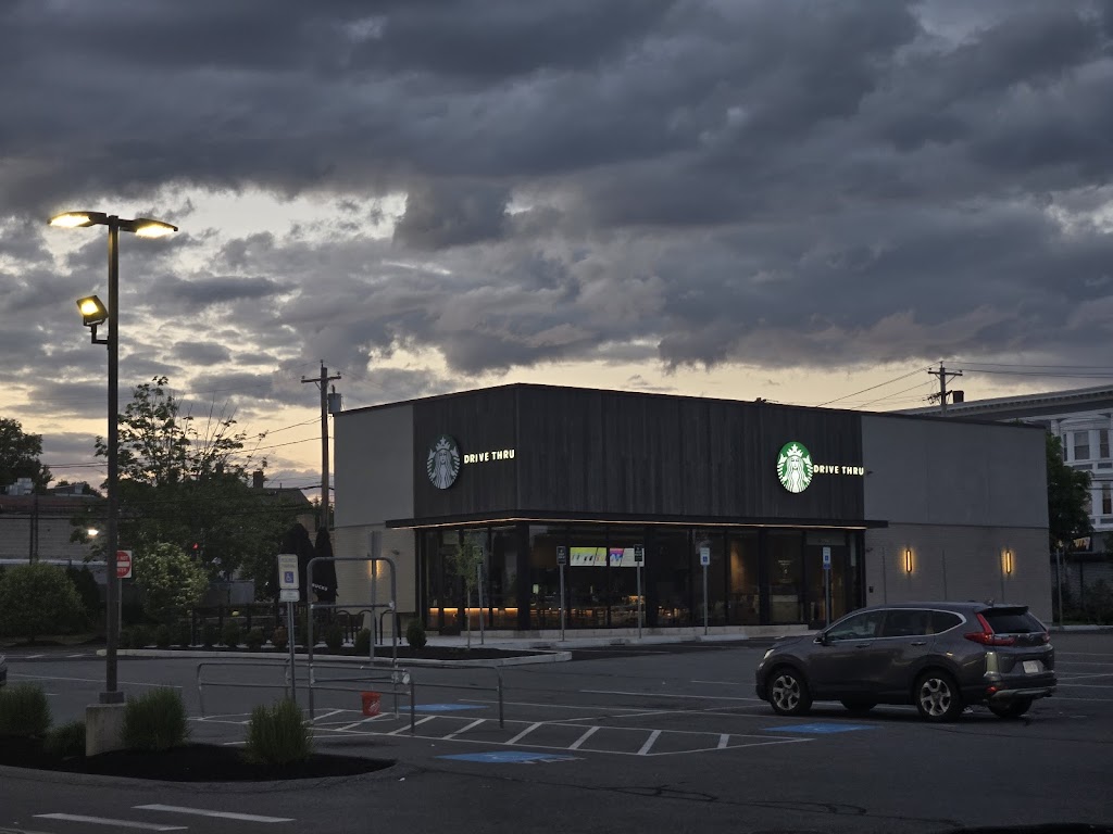 Starbucks | cafe | 4 Broadway, Methuen, MA 01844, USA | 3512085243 OR +1 351-208-5243