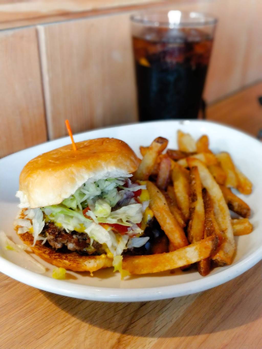 HiHo Cheeseburger | restaurant | 1320 2nd St Ste. B, Santa Monica, CA 90401, USA | 3104697250 OR +1 310-469-7250