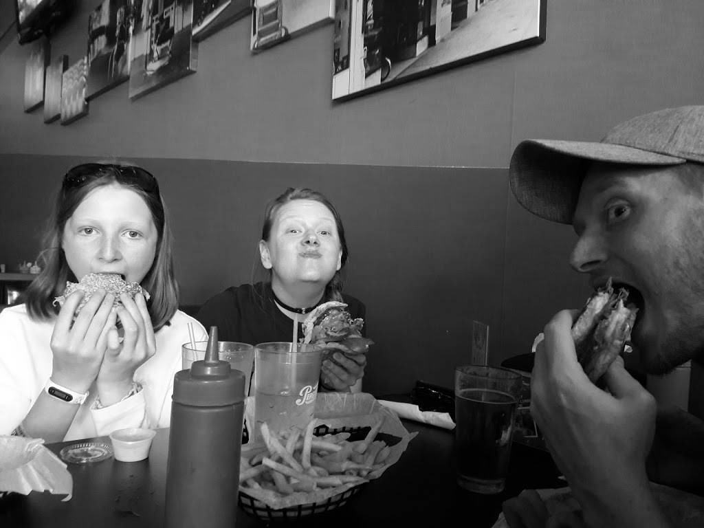 Moes BarBar Shop | restaurant | 106 E Grand River Ave, Howell, MI 48843, USA | 5173766947 OR +1 517-376-6947