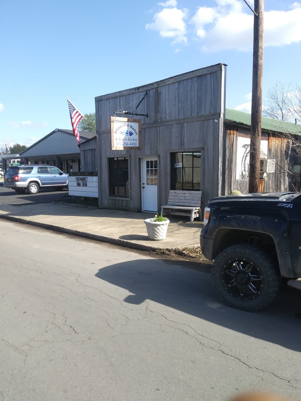 Kristis Kitchen and White and Son Fish Market | restaurant | 409 Main St, Des Arc, AR 72040, USA | 8702564450 OR +1 870-256-4450