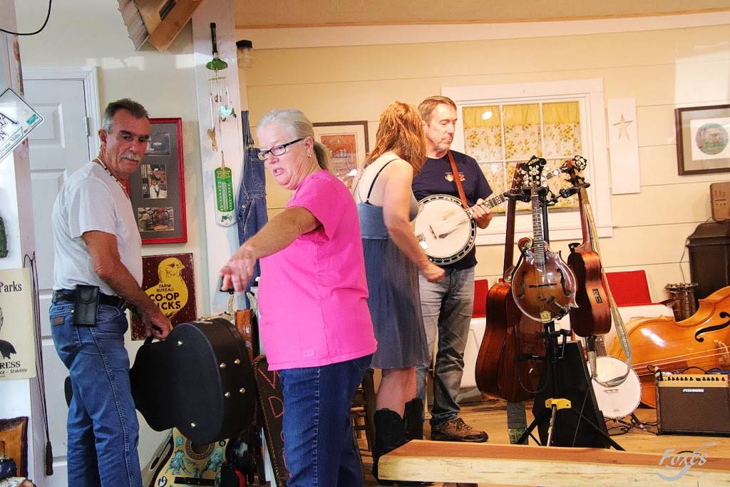 Crooked Road General Store | restaurant | 6292 Gate City Hwy, Bristol, VA 24202, USA | 2766449958 OR +1 276-644-9958