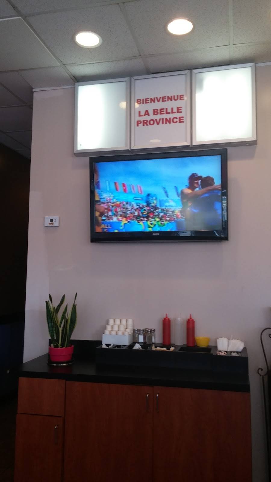 Restaurant La Belle Province | restaurant | 6146 Boul Henri-Bourassa E, Montréal-Nord, QC H1G 5X3, Canada | 4504445100 OR +1 450-444-5100