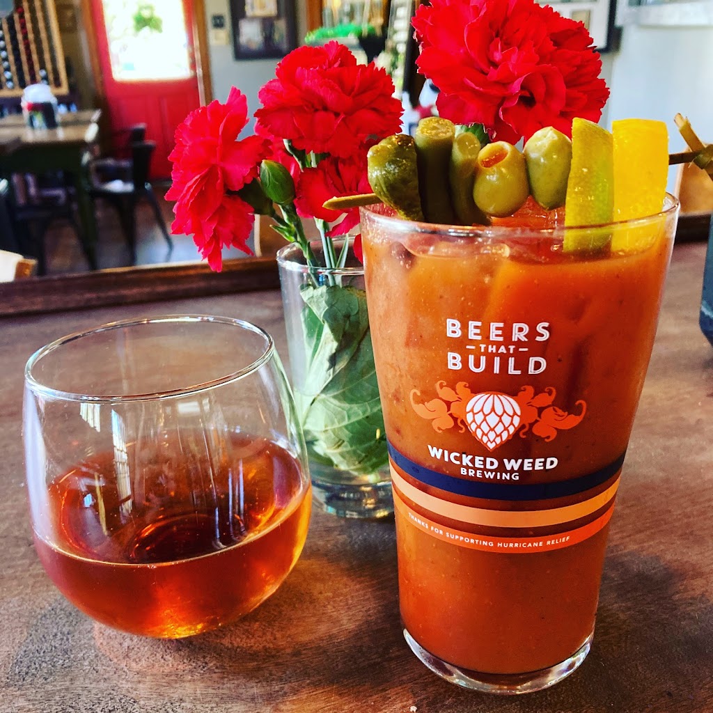 Lucys In The Square | restaurant | 301 S Adams St, Pensacola, FL 32502, USA | 8503788475 OR +1 850-378-8475