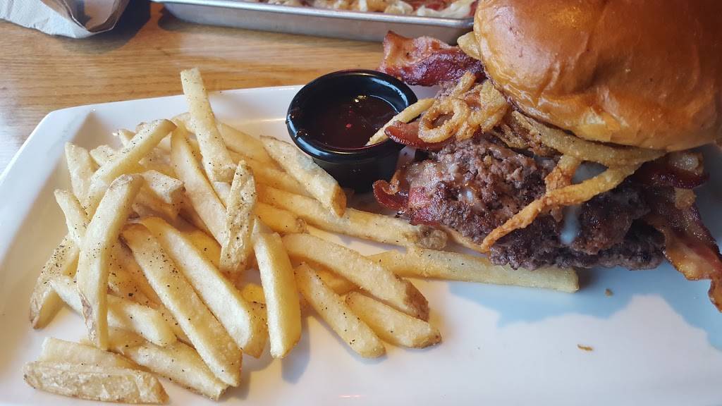 Applebees Grill + Bar | restaurant | 6844 N W War Memorial Dr, Peoria, IL 61615, USA | 3096925029 OR +1 309-692-5029