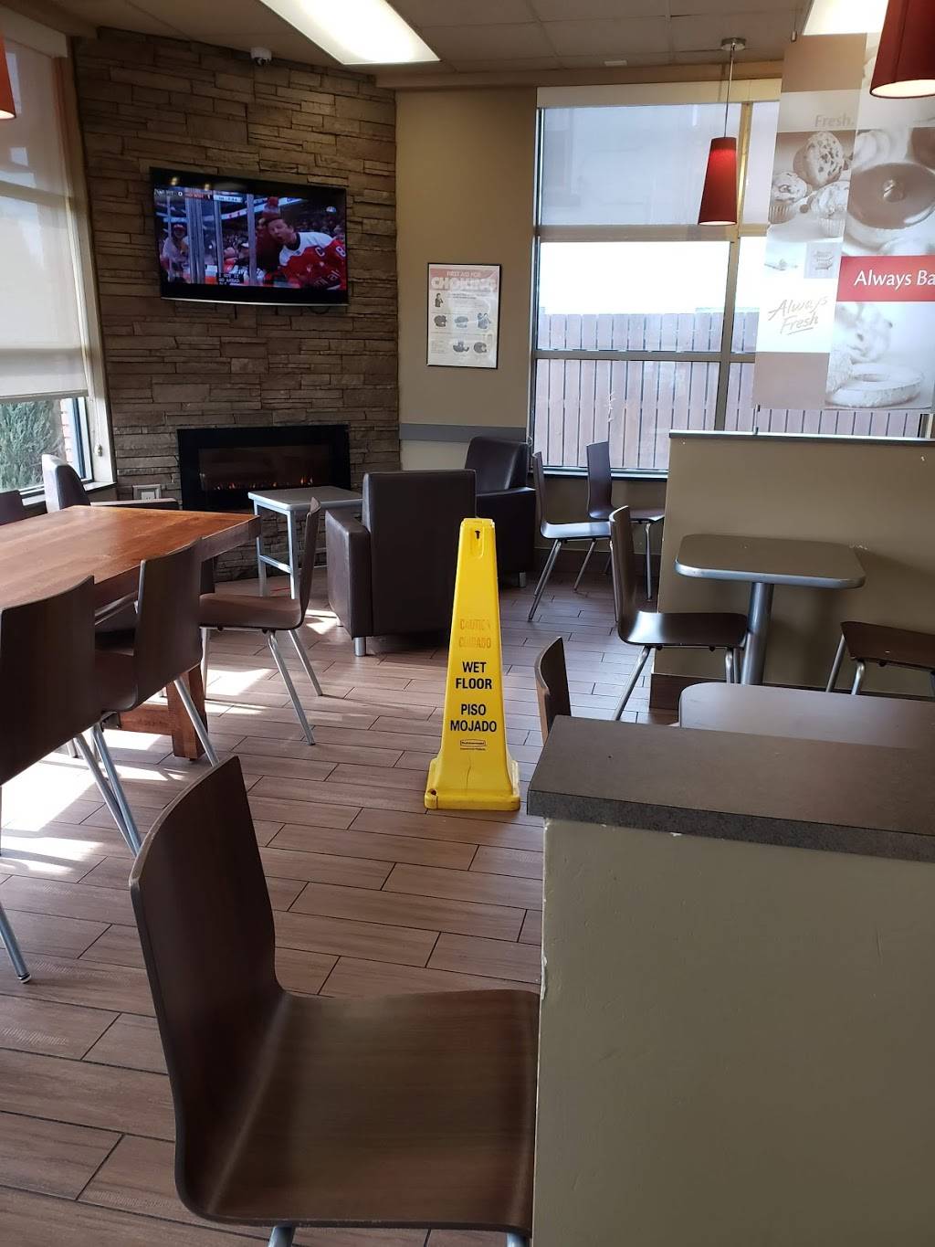 Tim Hortons | restaurant | 3024 Pine Ave, Niagara Falls, NY 14301, USA | 7162850410 OR +1 716-285-0410