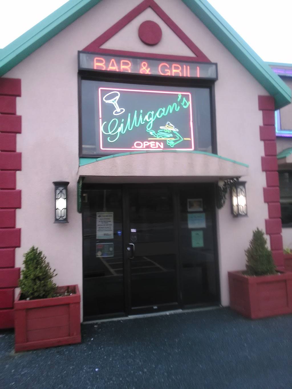 Gilligans Bar & Grill | restaurant | 987 Eisenhower Blvd, Harrisburg, PA 17111, USA | 7179399575 OR +1 717-939-9575