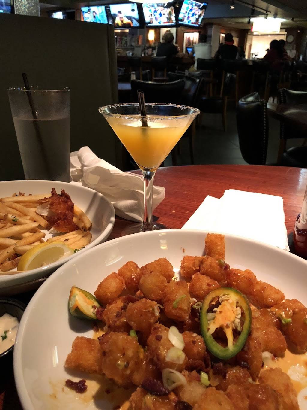 Bar Louie - Skokie Holiday Inn North Shore | night club | 5300 W Touhy Ave, Skokie, IL 60077, USA | 8477633056 OR +1 847-763-3056