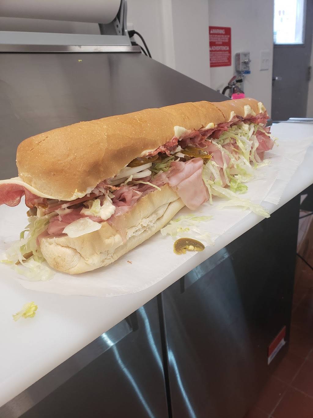 Gs Steaks & Grinders | restaurant | 2053 Park St, Hartford, CT 06106, USA | 8602161690 OR +1 860-216-1690