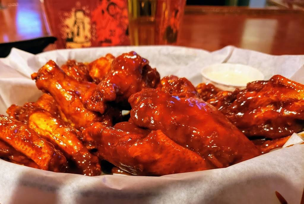 Legend Larrys | restaurant | 2035 University Ave, Green Bay, WI 54302, USA | 9204357000 OR +1 920-435-7000