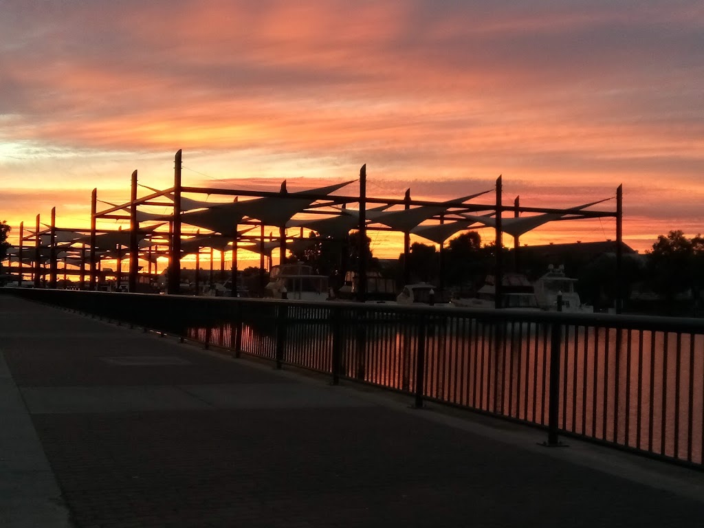 Waterfront Warehouse | restaurant | 445 W Weber Ave, Stockton, CA 95203, USA | 2094647243 OR +1 209-464-7243