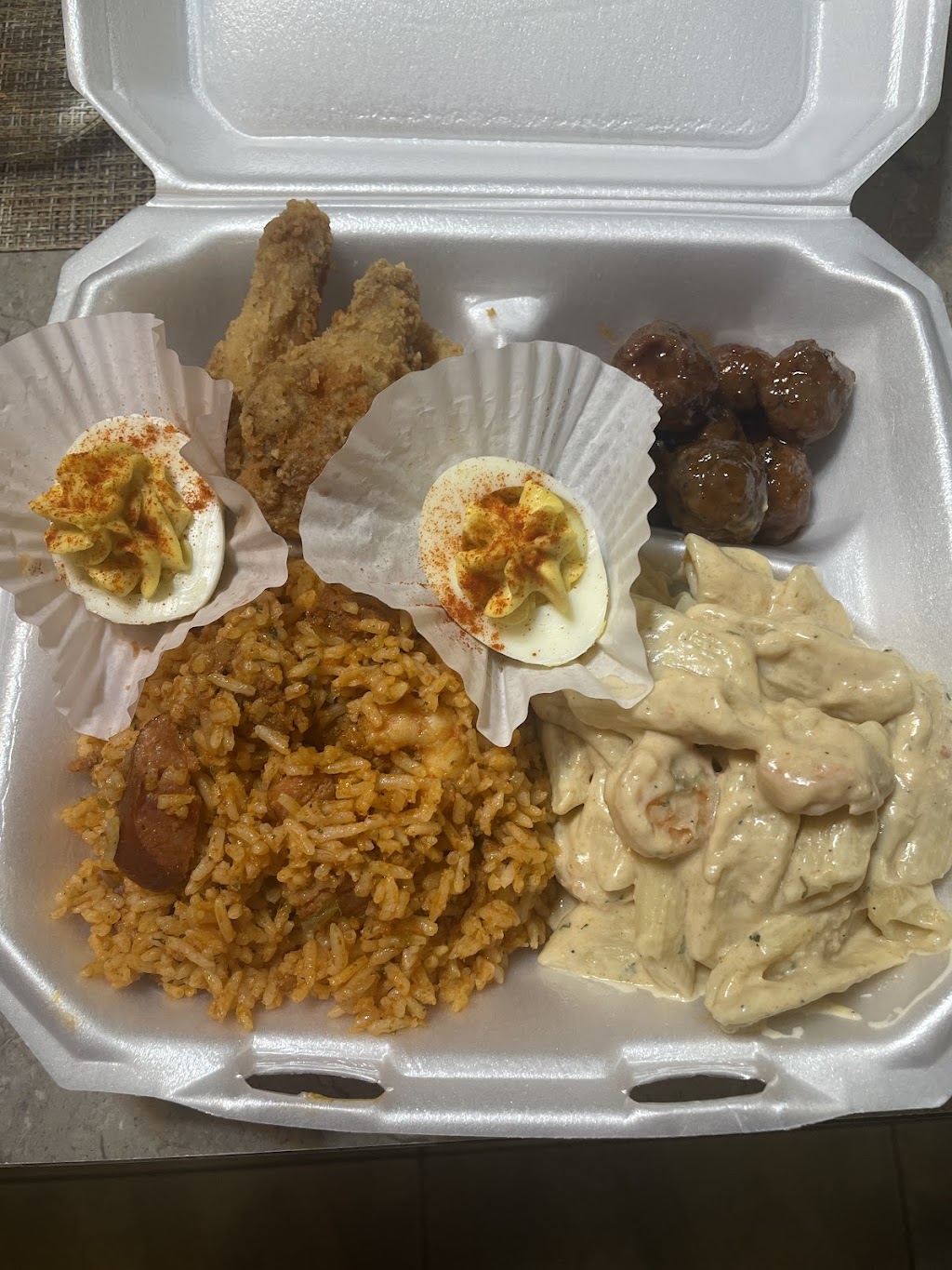 Magillas Grill and Lounge | restaurant | 1928 E Judge Perez Dr, Chalmette, LA 70043, USA | 5042528509 OR +1 504-252-8509