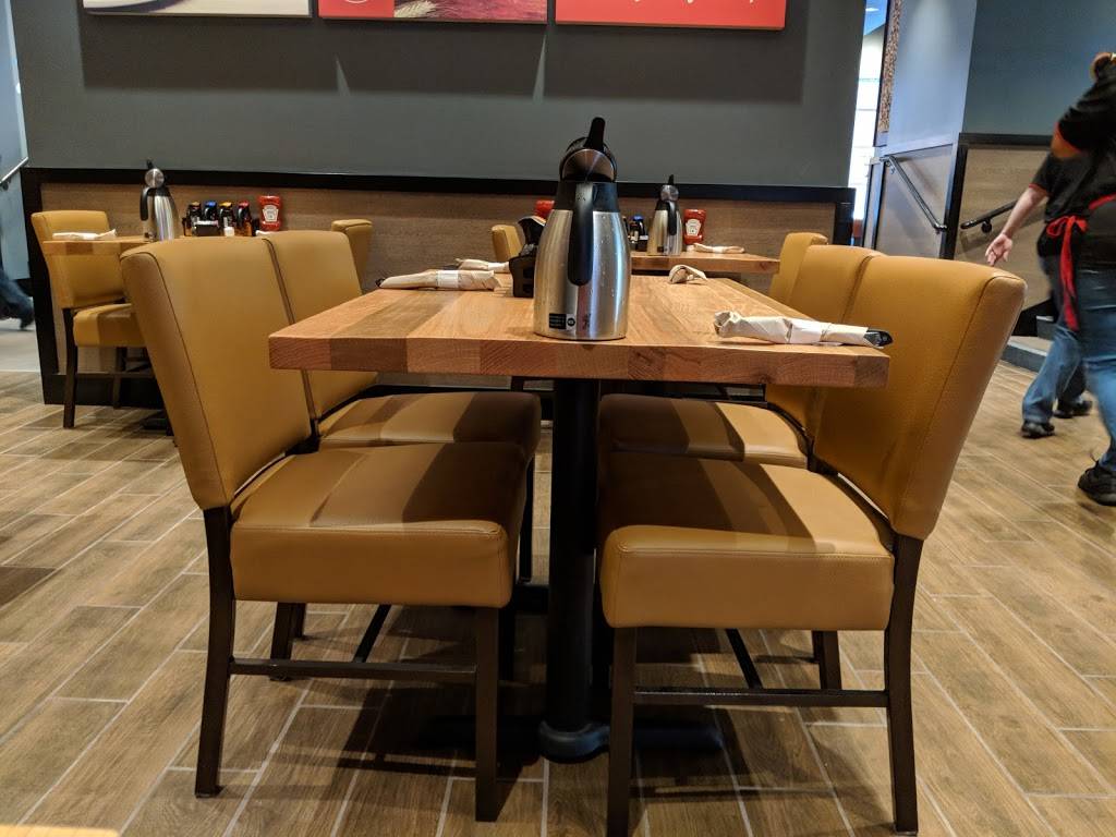 IHOP | restaurant | 333 E Jefferson Ave, Detroit, MI 48226, USA | 3138795141 OR +1 313-879-5141