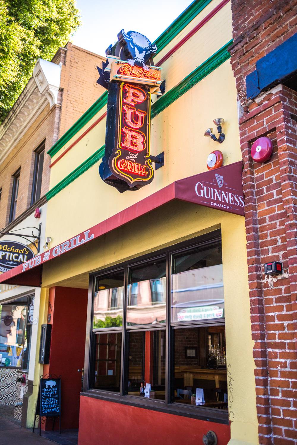 Buffalo Pub and Grill | restaurant | 717 Higuera St, San Luis Obispo, CA 93401, USA | 8055445534 OR +1 805-544-5534