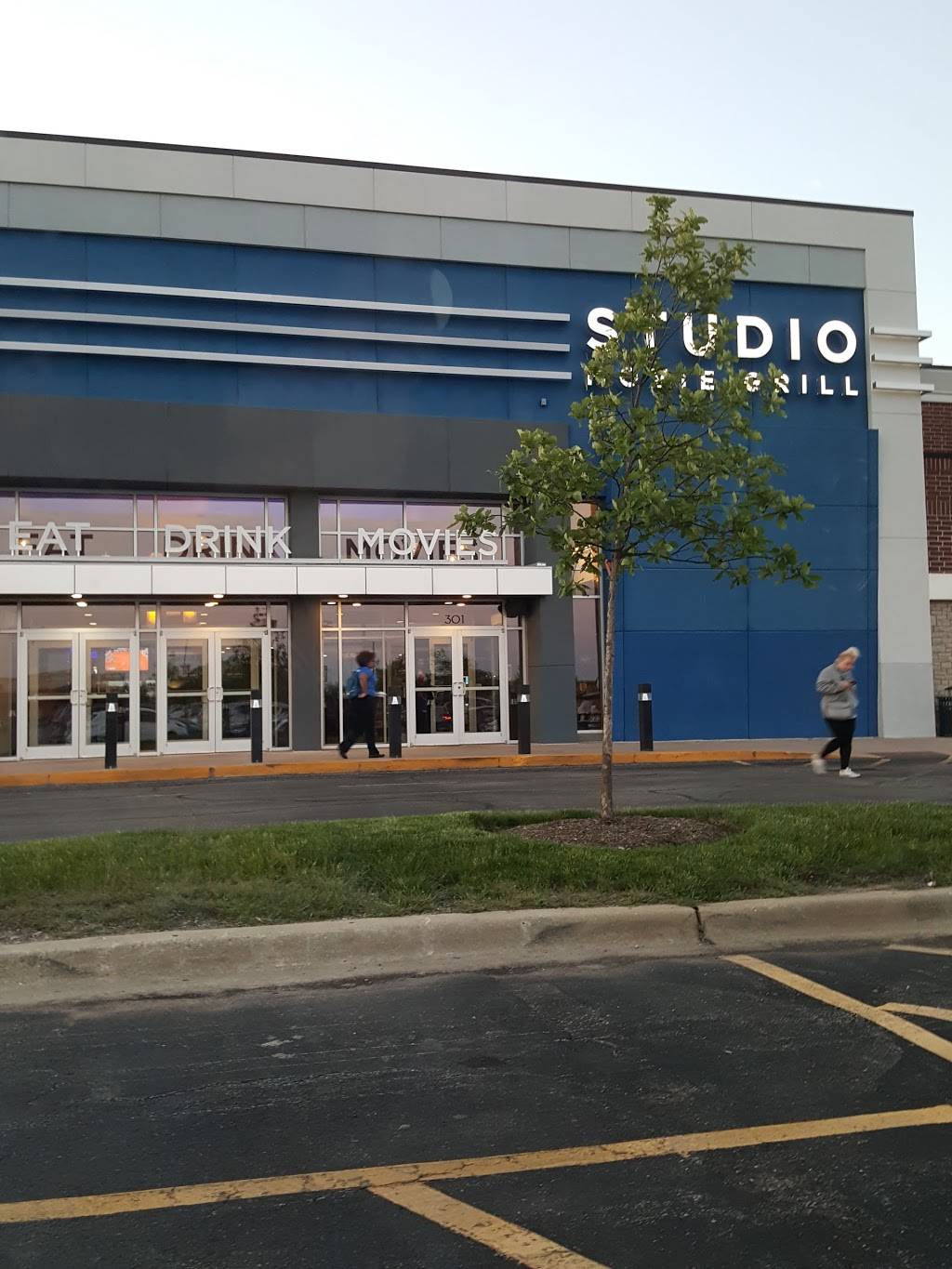 Studio Movie Grill Wheaton | restaurant | 301 Rice Lake Square, Wheaton, IL 60189, USA | 6304809557 OR +1 630-480-9557